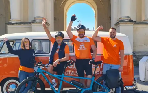 Photo de l'équipe devant le tandem à l'Arc de Triomphe