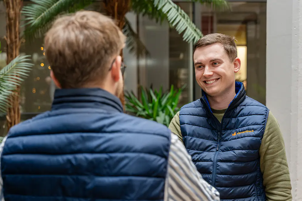 Photo d'un conseiller saluant un client dans nos locaux